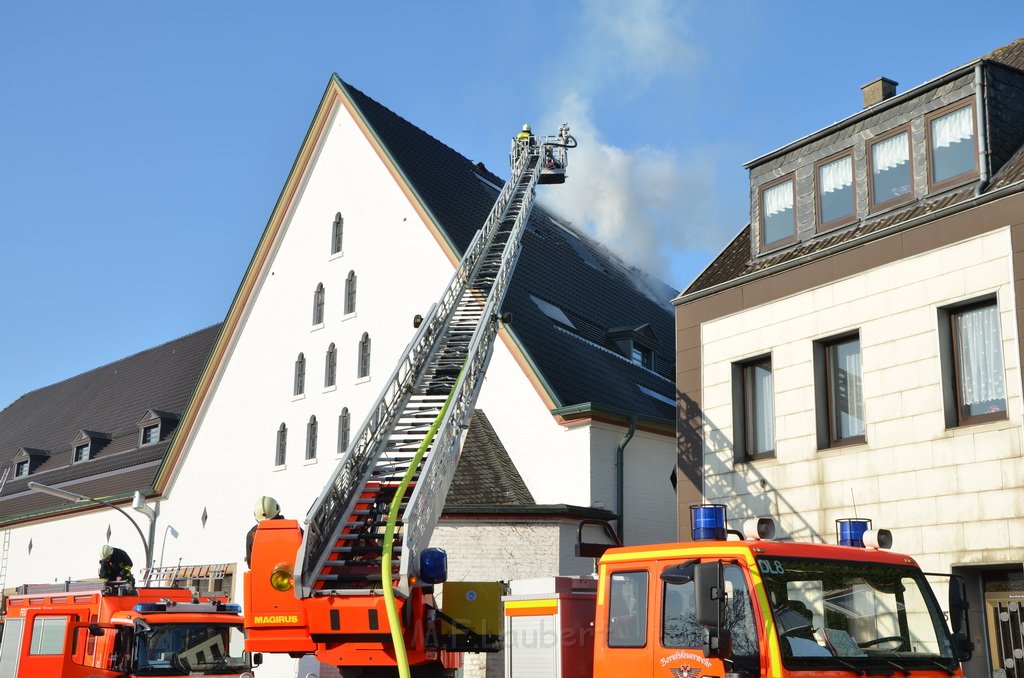 Feuer 3 Dachstuhlbrand Koeln Rath Heumar Gut Maarhausen Eilerstr P030.JPG